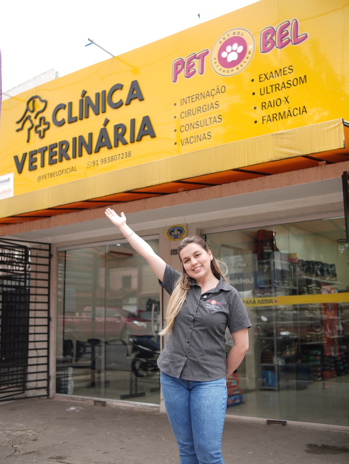 Prateleira de produtos do pet shop